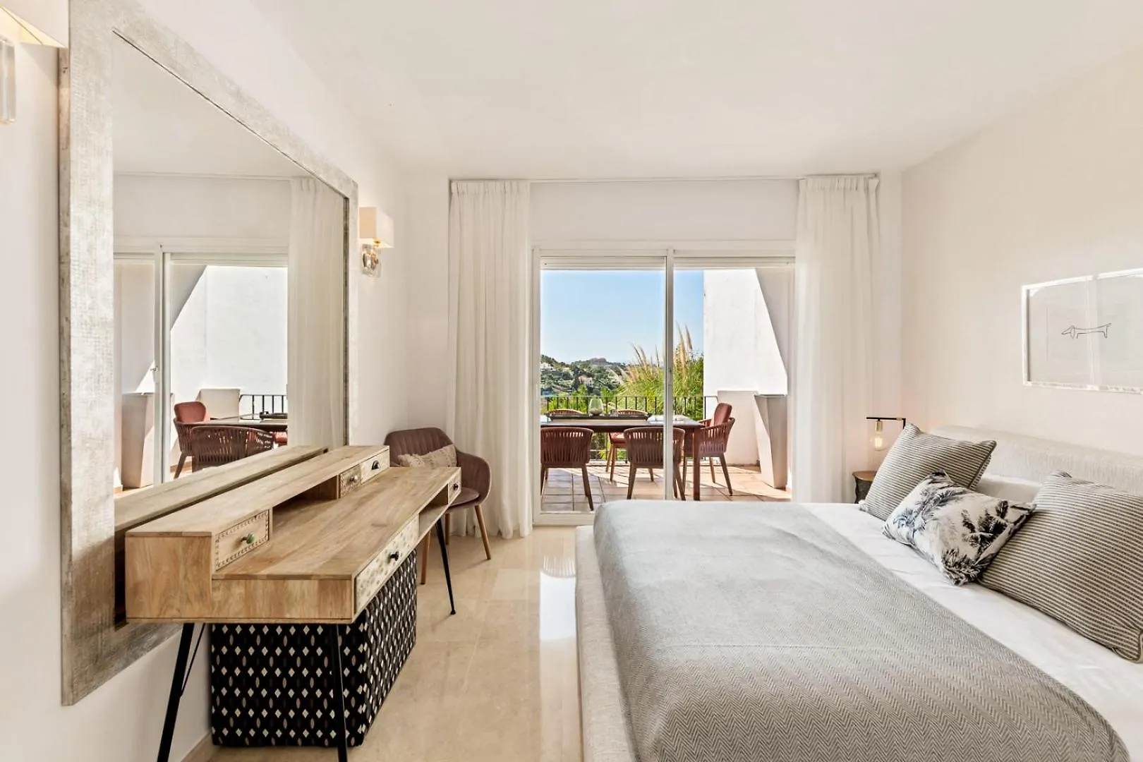 Beautiful Apartment With Amazing Sea And Mountain Views In La Quinta Marbella Benahavis