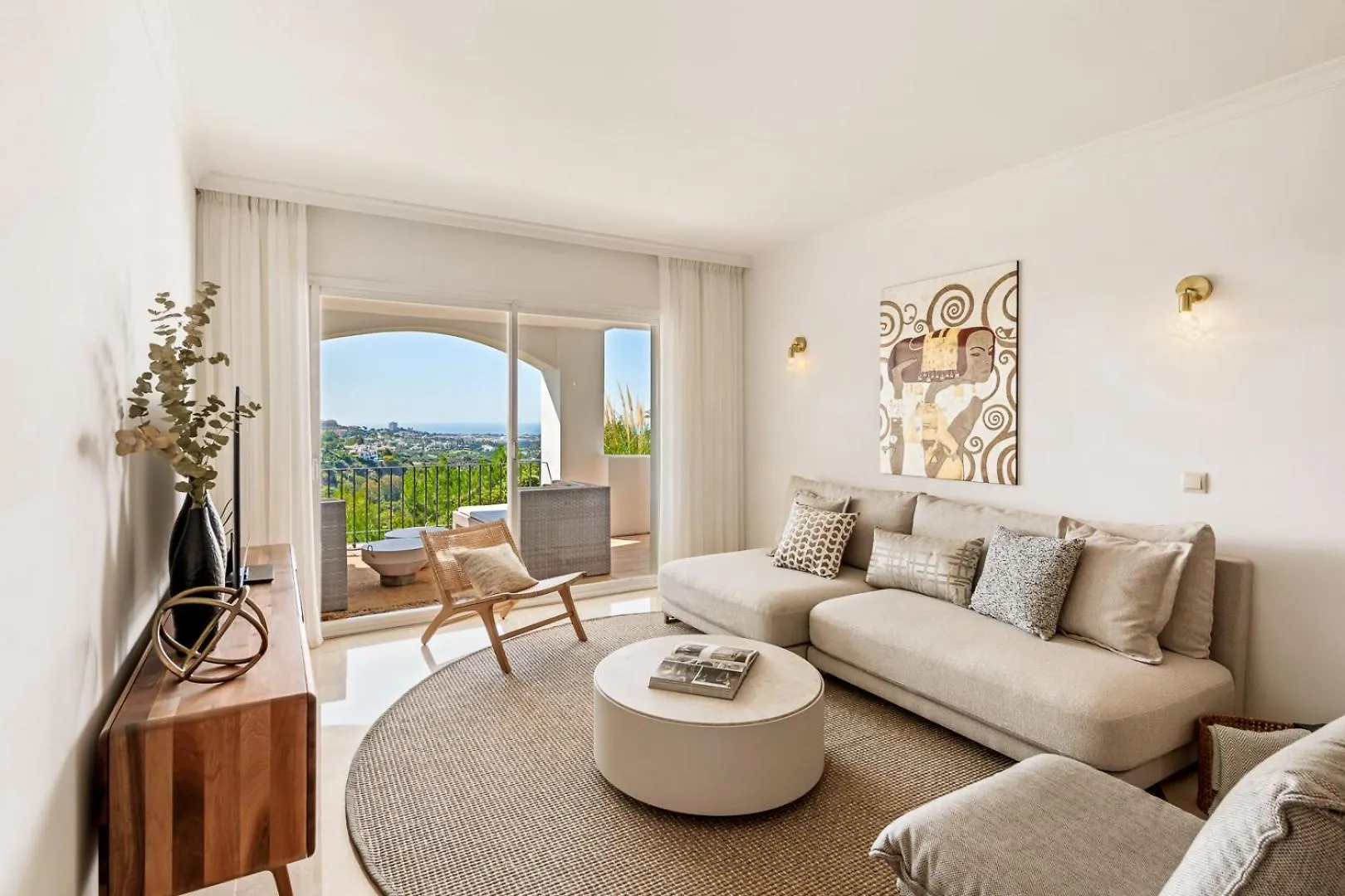 Beautiful Apartment With Amazing Sea And Mountain Views In La Quinta Marbella location